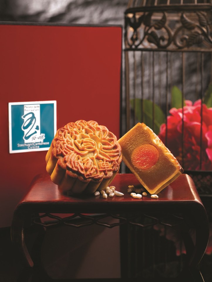 PEONY JADE's Signature Reduced Sugar Premium Mother of Pearl White Lotus Paste & Single Yolk $43nett for 2, $73nett for 4