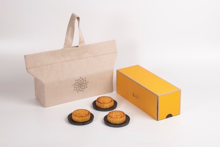 SunnyHills Pineapple Custard Mooncake.jpg