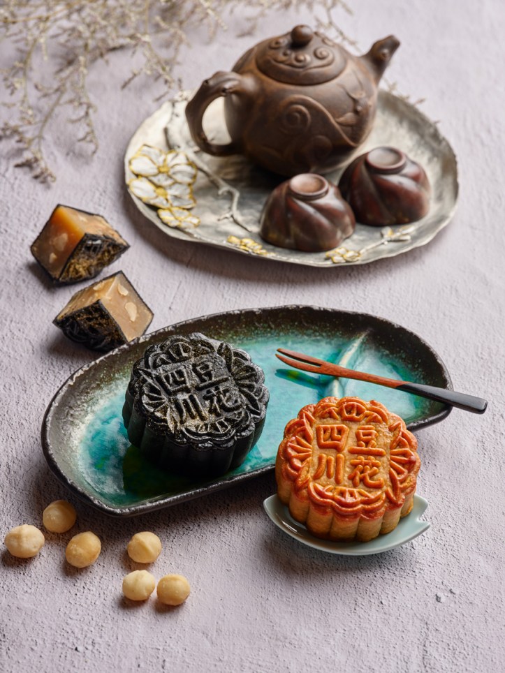 White Lotus Paste with Macadamia Nut 黑金坚果莲蓉月饼