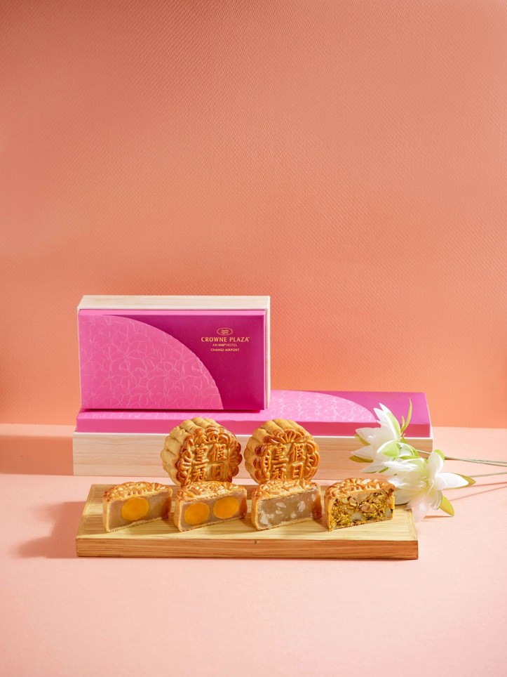 Crowne Plaza Changi Airport - Mid-Autumn 2020 - Assorted Traditional Baked Mooncakes (1)