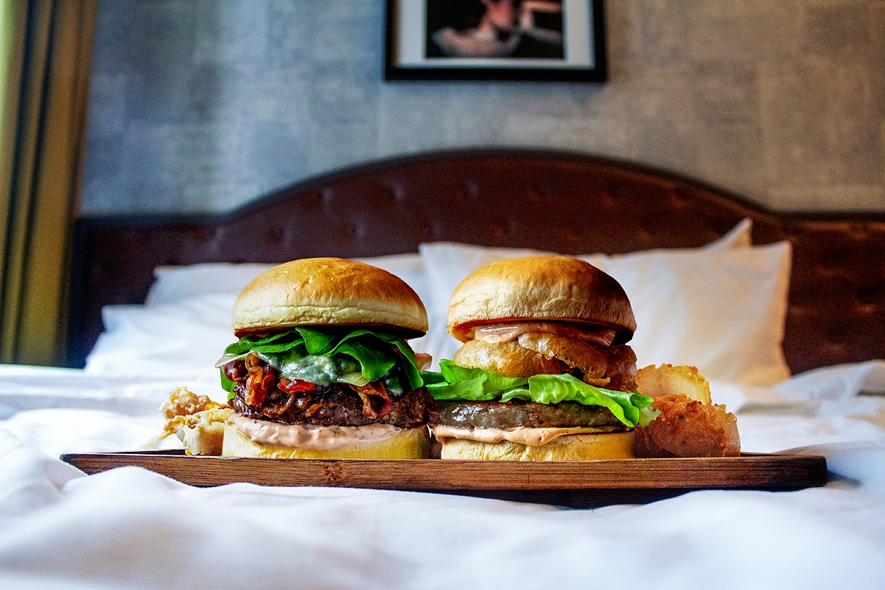 Hotel G Burgers in Bed