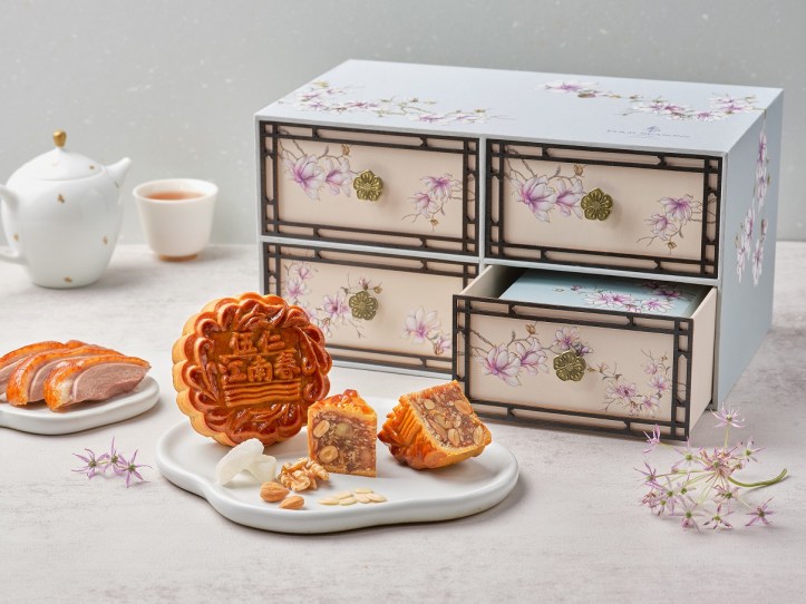 four-seasons-hotel-singapore-misty-blue-gift-box-with-signature-assorted-nuts-with-smoked-duck-baked-mooncake